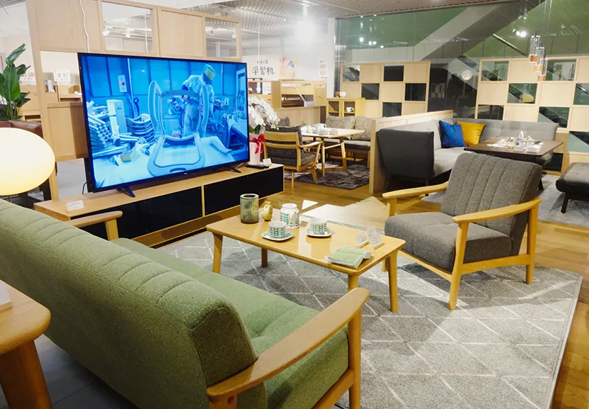 ソファやテーブル、テレビ台がコーディネートされた浜本工芸東京ショールームの様子