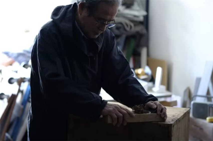 家具のカネトクの職人によるカンナ作業